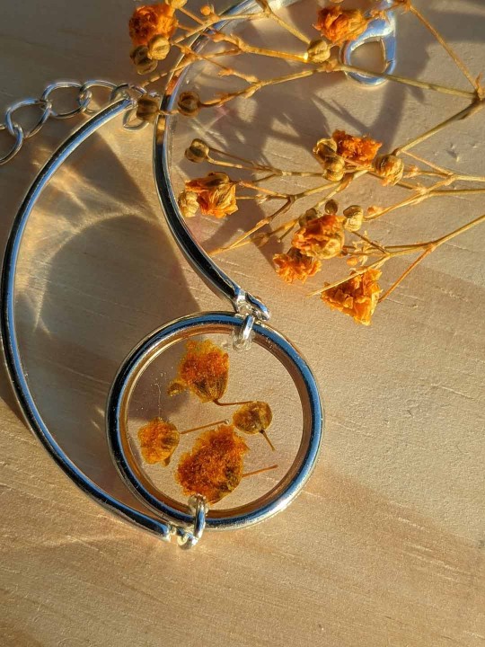 Bracelet en résine contenant des fleurs de gypsophile orange