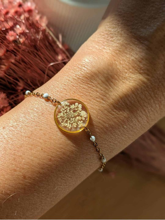 Bracelet contenant une véritable fleur beige Bracelet contenant une véritable fleur beige