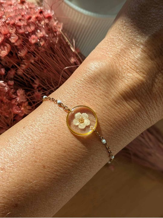 Bracelet contenant une véritable fleur beige Bracelet contenant une véritable fleur beige