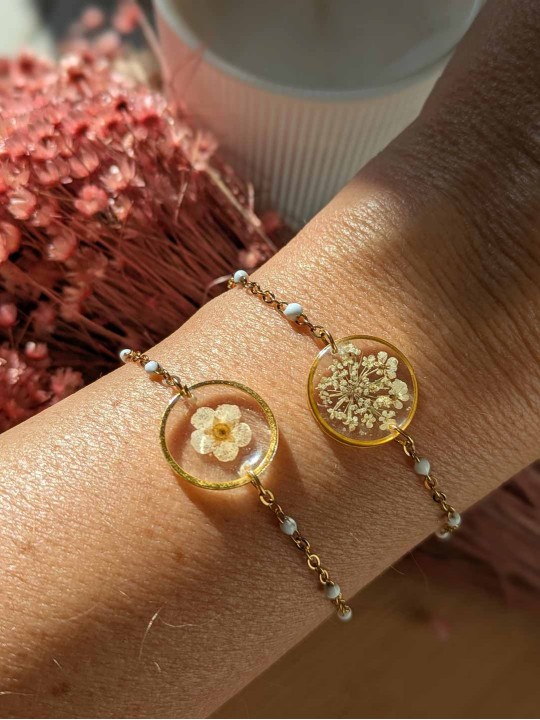 Bracelet contenant une véritable fleur beige