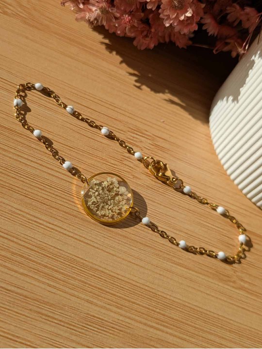 Bracelet contenant une véritable fleur beige Bracelet contenant une véritable fleur beige