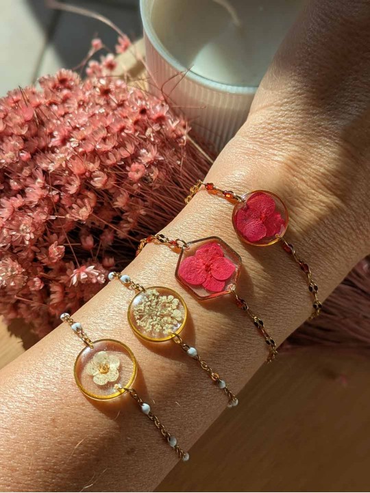 Bracelet contenant une véritable fleur beige Bracelet contenant une véritable fleur beige