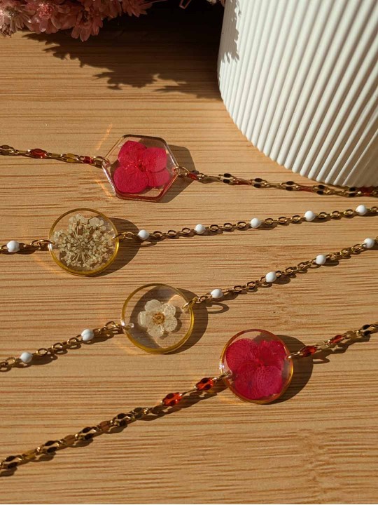 Bracelet contenant une véritable fleur beige Bracelet contenant une véritable fleur beige