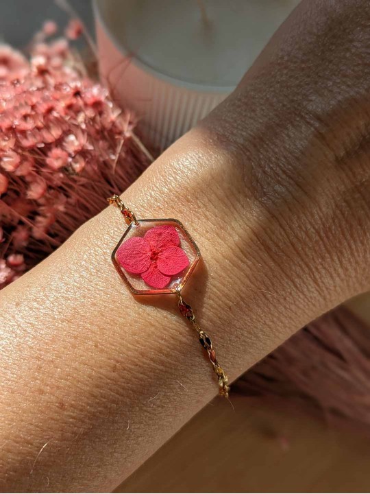 Bracelet contenant une véritable fleur rouge Bracelet contenant une véritable fleur rouge