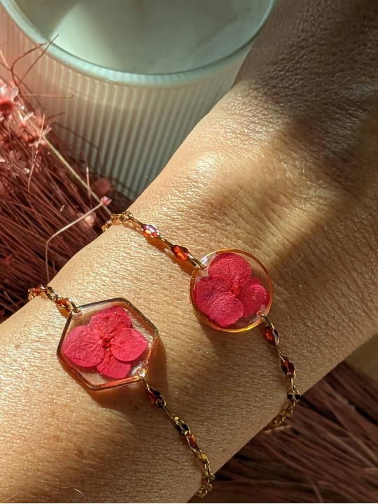 Bracelet contenant une véritable fleur rouge