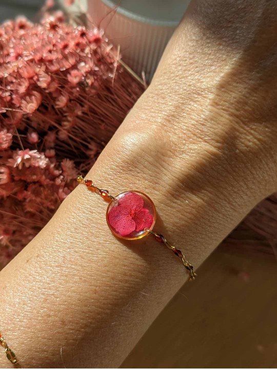Bracelet contenant une véritable fleur rouge Bracelet contenant une véritable fleur rouge