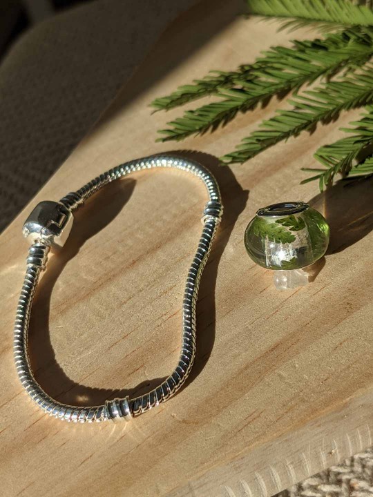 Bracelet avec charm perle en résine contenant de véritables fougères vertes