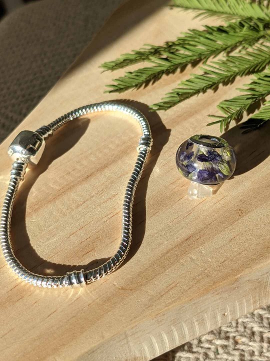 Bracelet avec charm perle en résine contenant de véritables fleurs de lavande