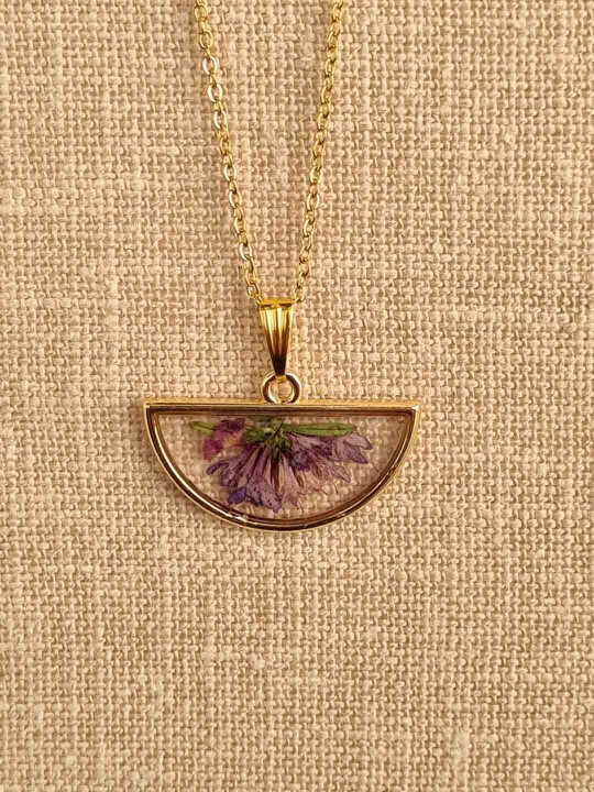 Collier demi lune en résine de fleur de trèfle violette