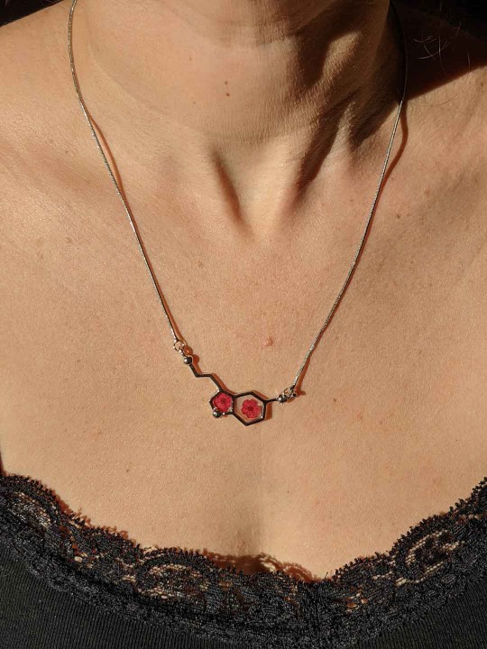 Collier en résine de veritables petites fleurs rouges