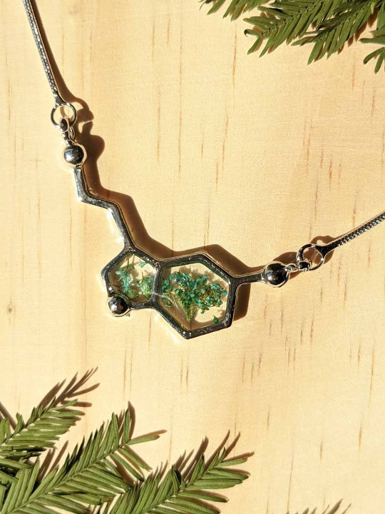 Collier en résine de veritables petites fleurs vertes