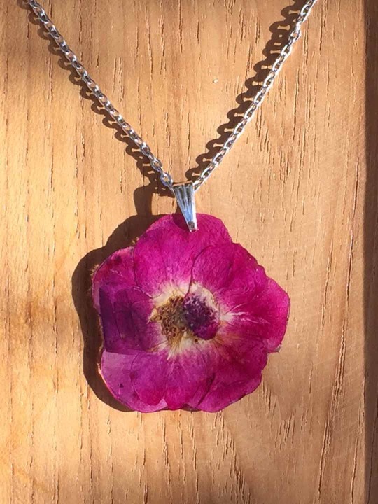 Collier de véritable rose en résine