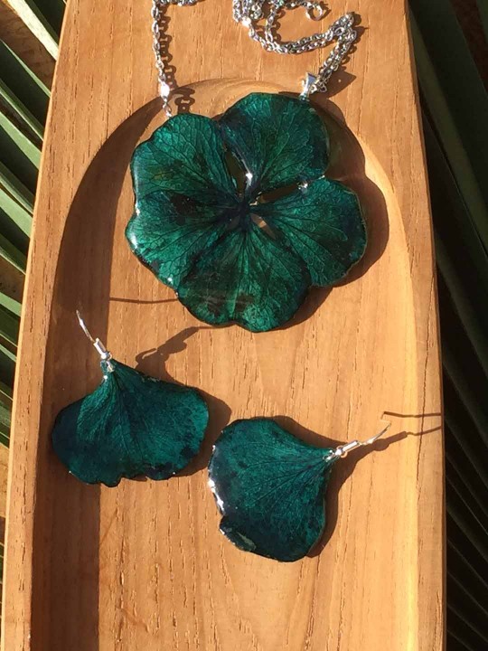 Boucles d'oreille de véritable hortensia bleu métal en résine