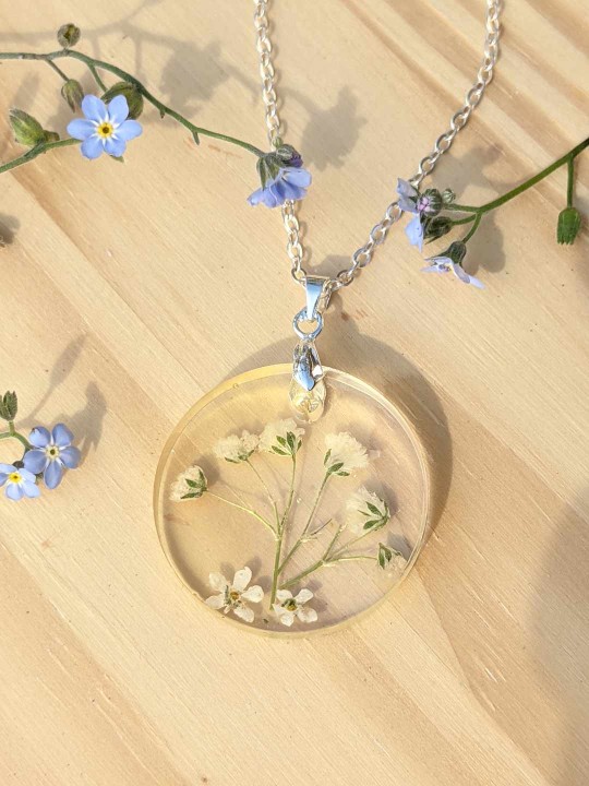 Collier pendentif rond fleuri