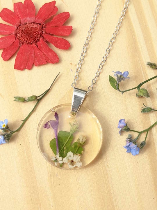 Collier pendentif rond fleuri