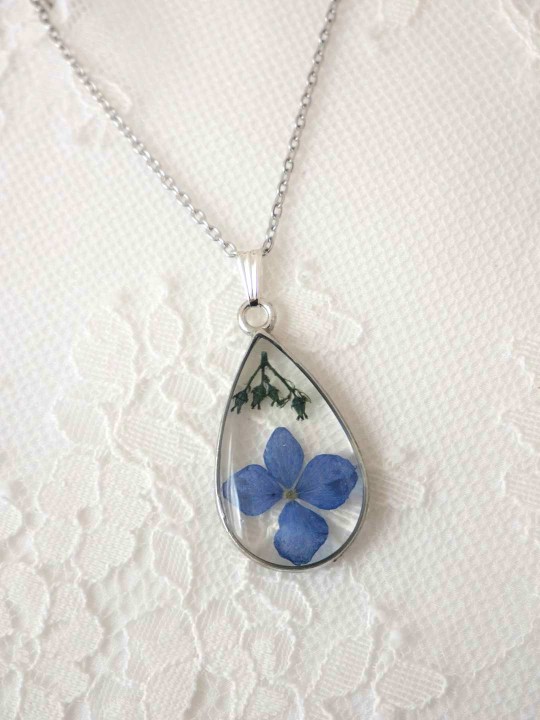 Collier goutte en résine de véritable fleur séchée hortensia bleu