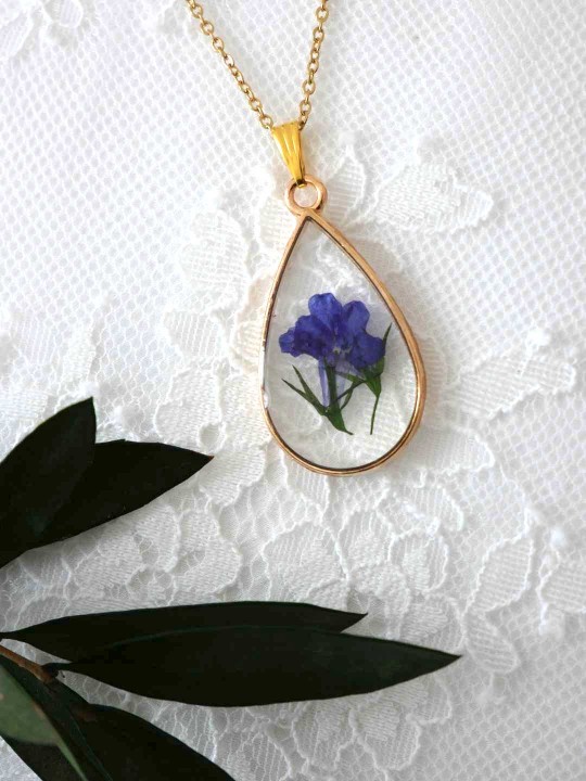 Collier goutte en résine de véritable fleur séchée bleue