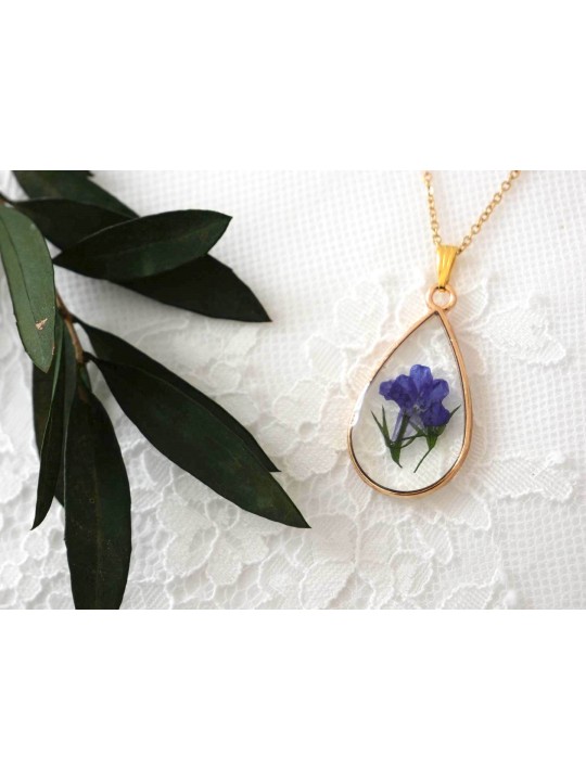 Collier goutte en résine de véritable fleur séchée bleue