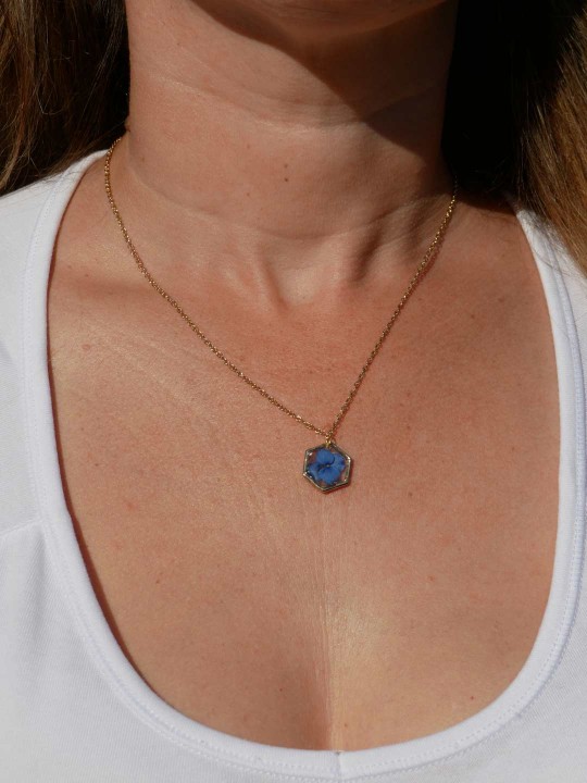 Collier hexagonal en résine de véritable fleur séchée hortensia bleu