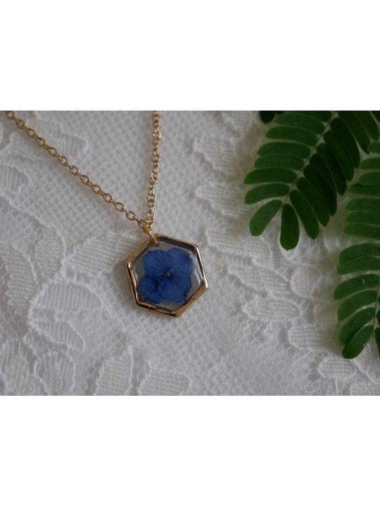 Collier hexagonal en résine de véritable fleur séchée hortensia bleu