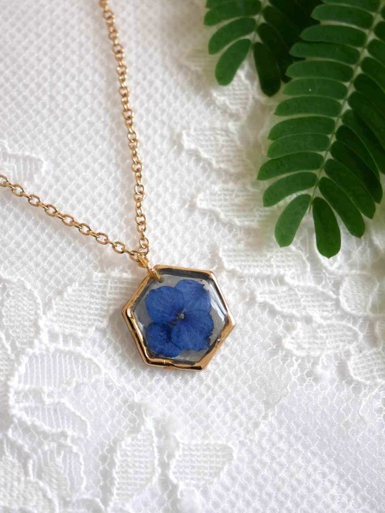 Collier hexagonal en résine de véritable fleur séchée hortensia bleu