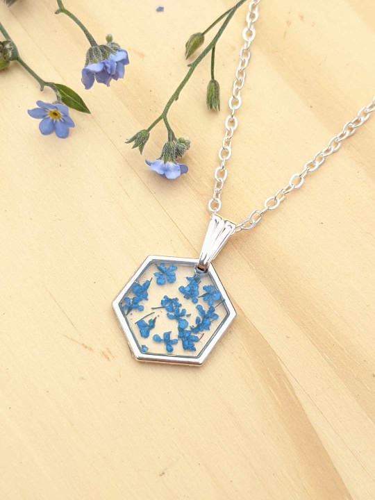 Collier hexagonal en résine de véritables fleurs séchées bleues