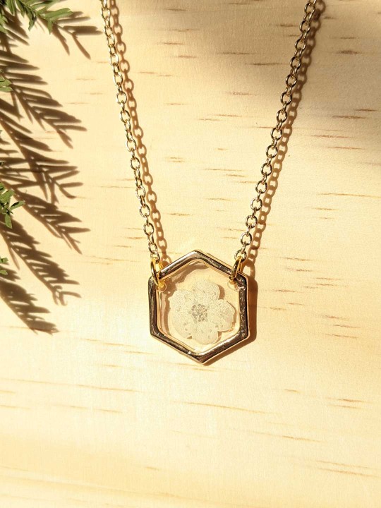 Collier hexagonal fleur séchée blanche