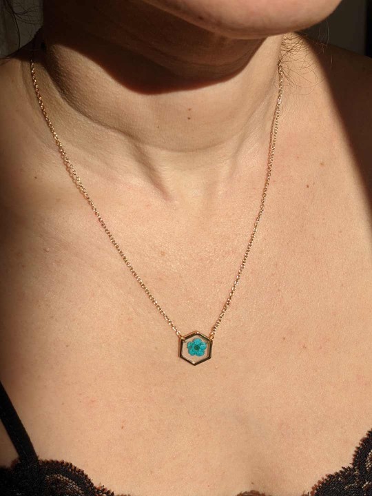 Collier hexagonal fleur séchée turquoise