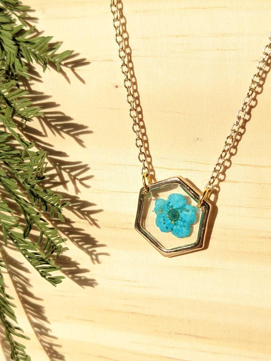 Collier hexagonal fleur séchée turquoise