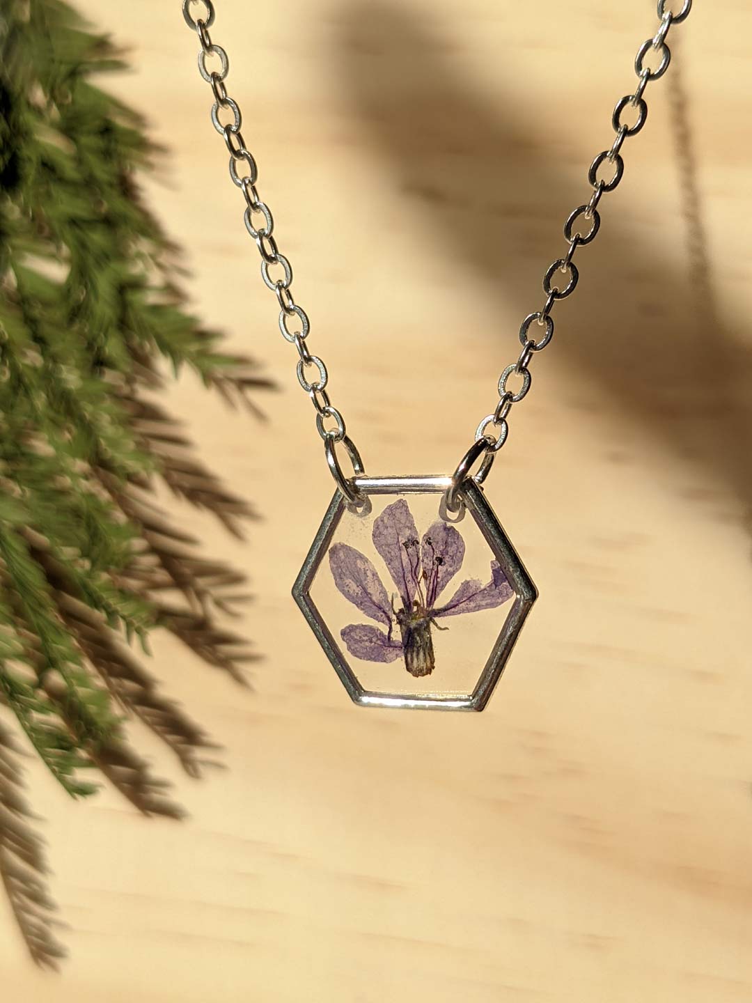 Collier hexagonal fleur séchée violette