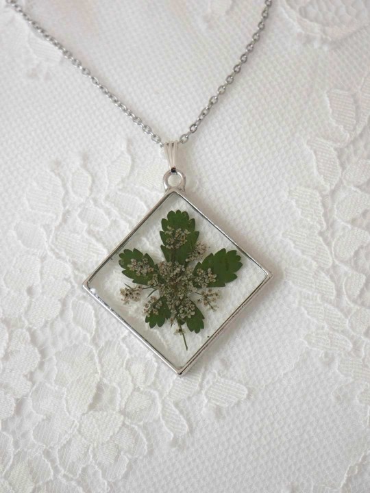 Collier en résine de véritable feuillage et petites fleurs blanches séchés