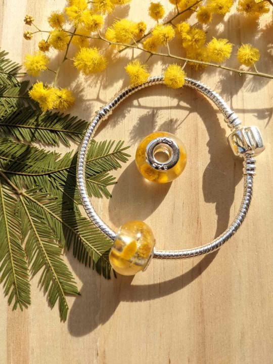 Bracelet avec charm perle en résine contenant du véritable mimosa