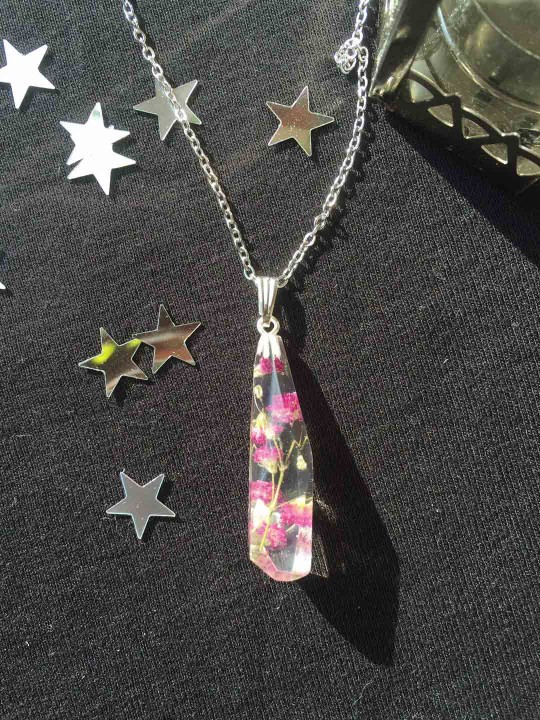 Collier pendentif en résine de véritables fleurs fuchsia