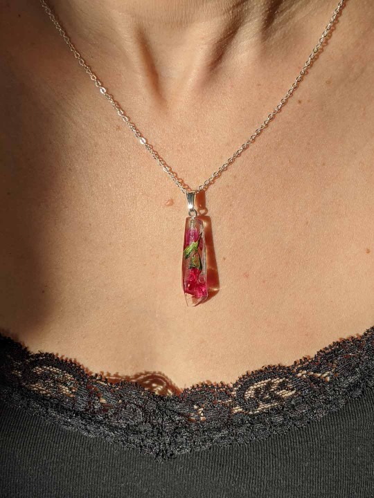 Collier pendentif en résine de véritables fleurs rouges