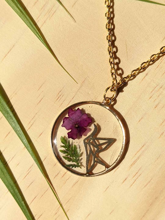 Collier en résine rond oiseau fleur fuschia