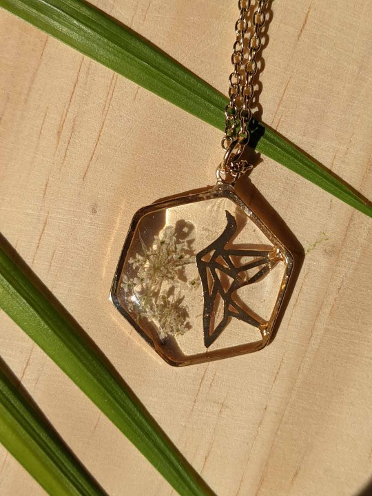 Collier en résine hexagonal oiseau fleur beige