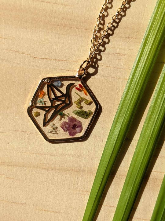 Collier en résine hexagonal oiseau fleuri