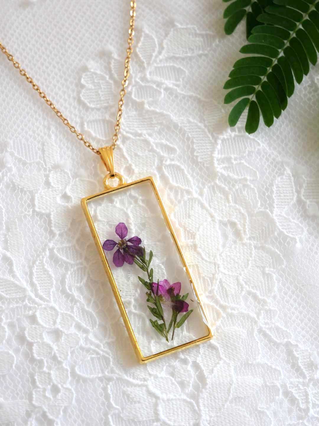 Collier rectangle en résine de véritable petites fleurs séchées violettes