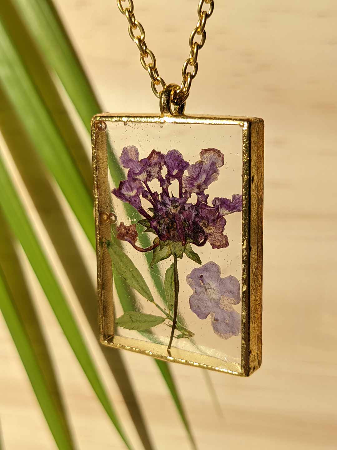 Collier rectangle en résine de véritable fleurs séchées violettes