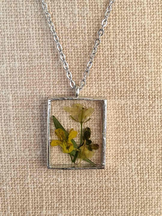 Collier en résine de véritable fleurs séchées jaunes