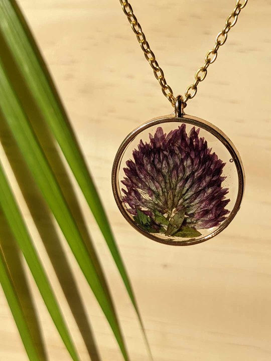 Collier rond en résine de fleur de trèfle violette