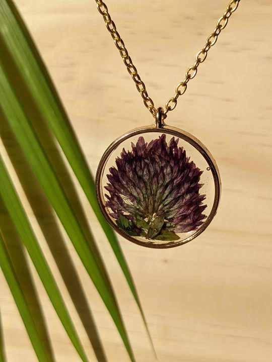 Collier rond en résine de fleur de trèfle violette