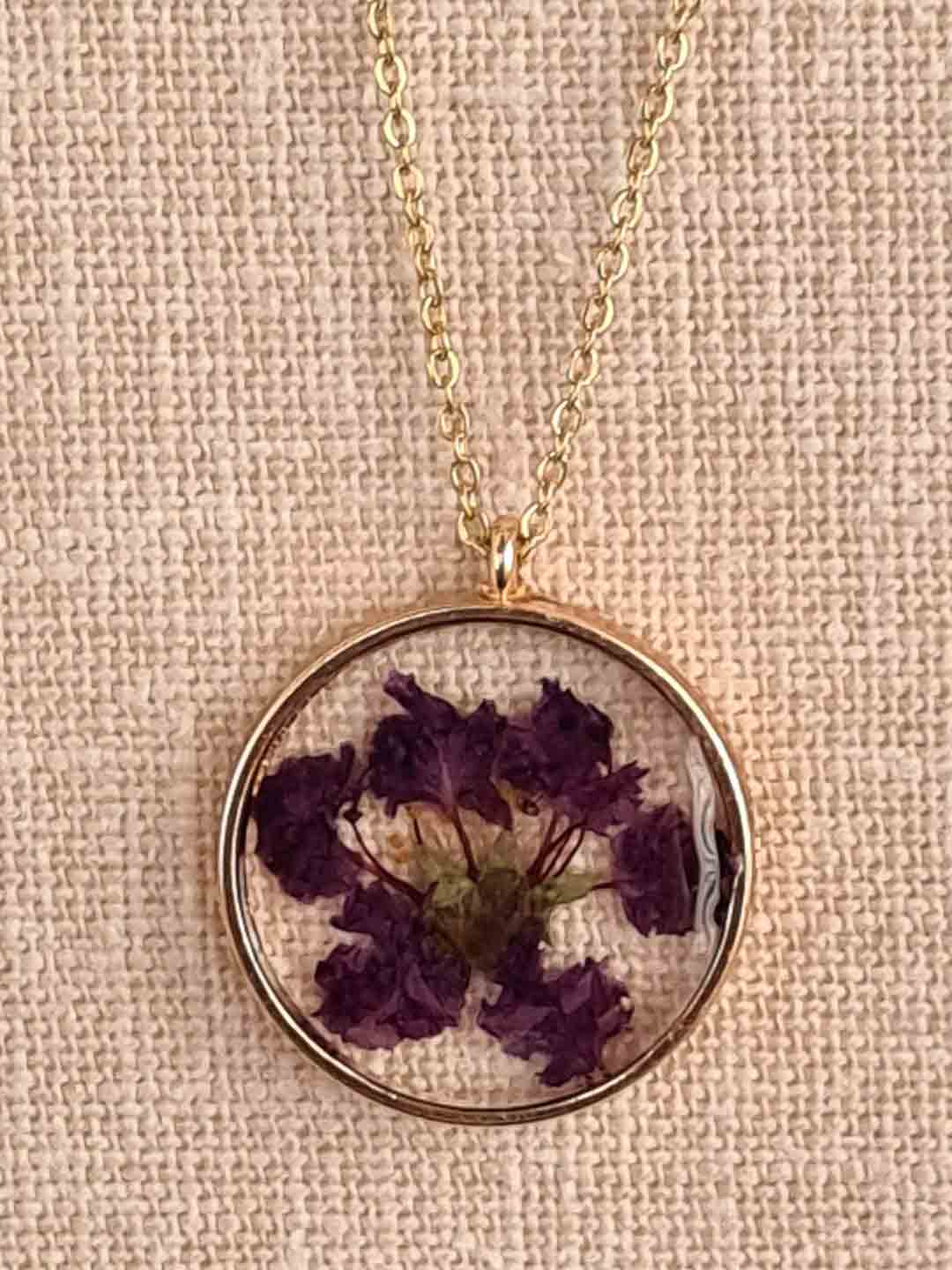 Collier rond en résine de véritable fleur séchée violette