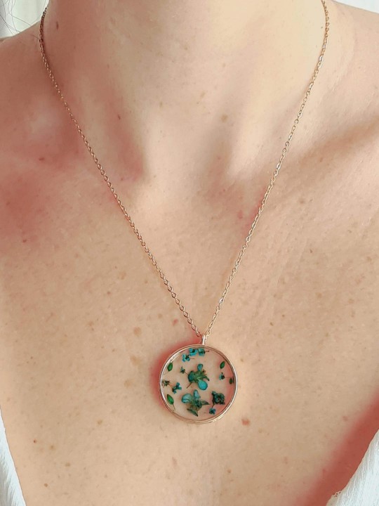 Collier en résine rond de véritable petites fleurs bleues séchées