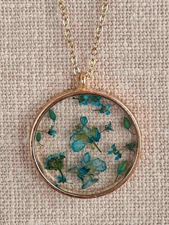 Collier en résine rond de véritable petites fleurs bleues séchées