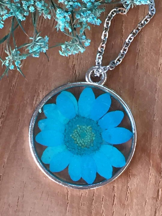 Collier rond en résine de véritable marguerite pressée bleue