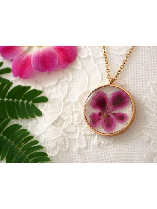 Collier rond en résine de véritable fleur séchée fuchsia