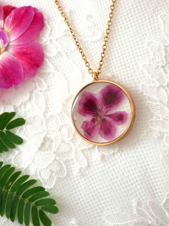 Collier rond en résine de véritable fleur séchée fuchsia