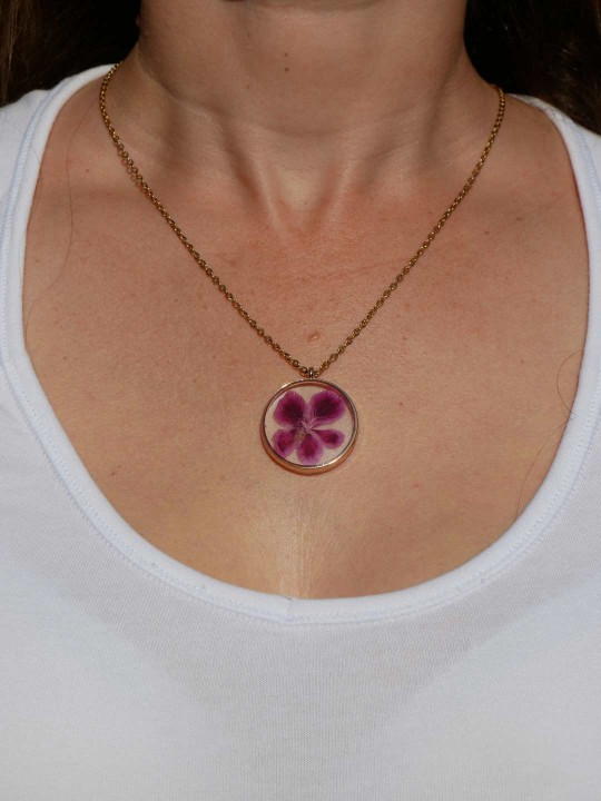 Collier rond en résine de véritable fleur séchée fuchsia