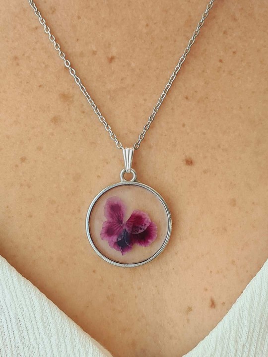 Collier rond en résine de véritable fleur séchée fuchsia